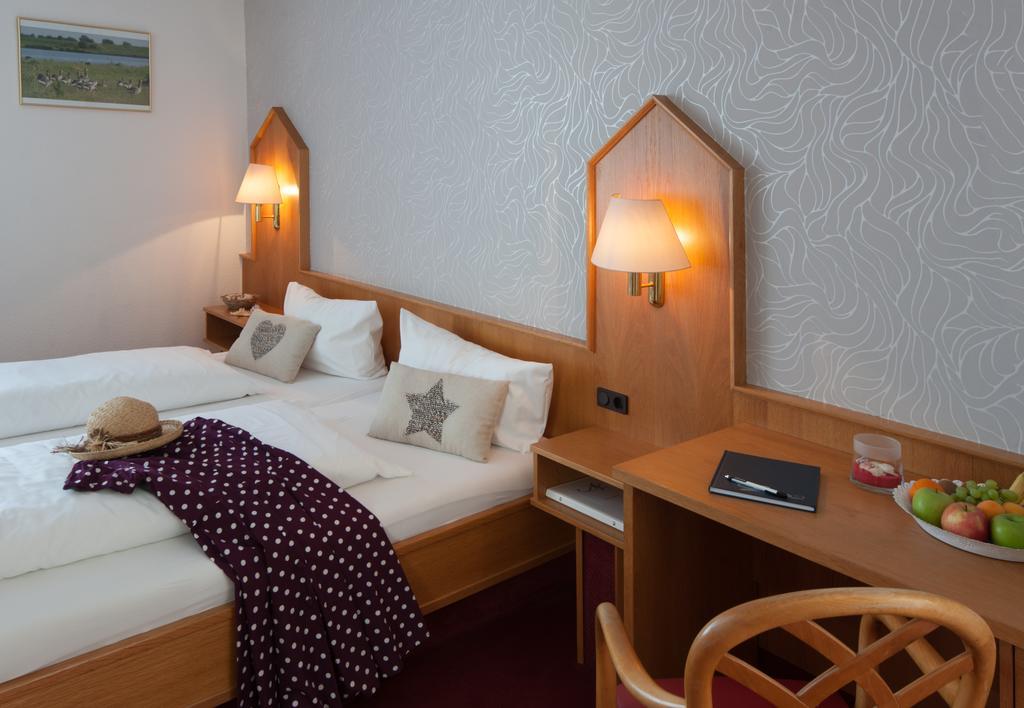 Hotel An'T Yachthaven Harlesiel Esterno foto